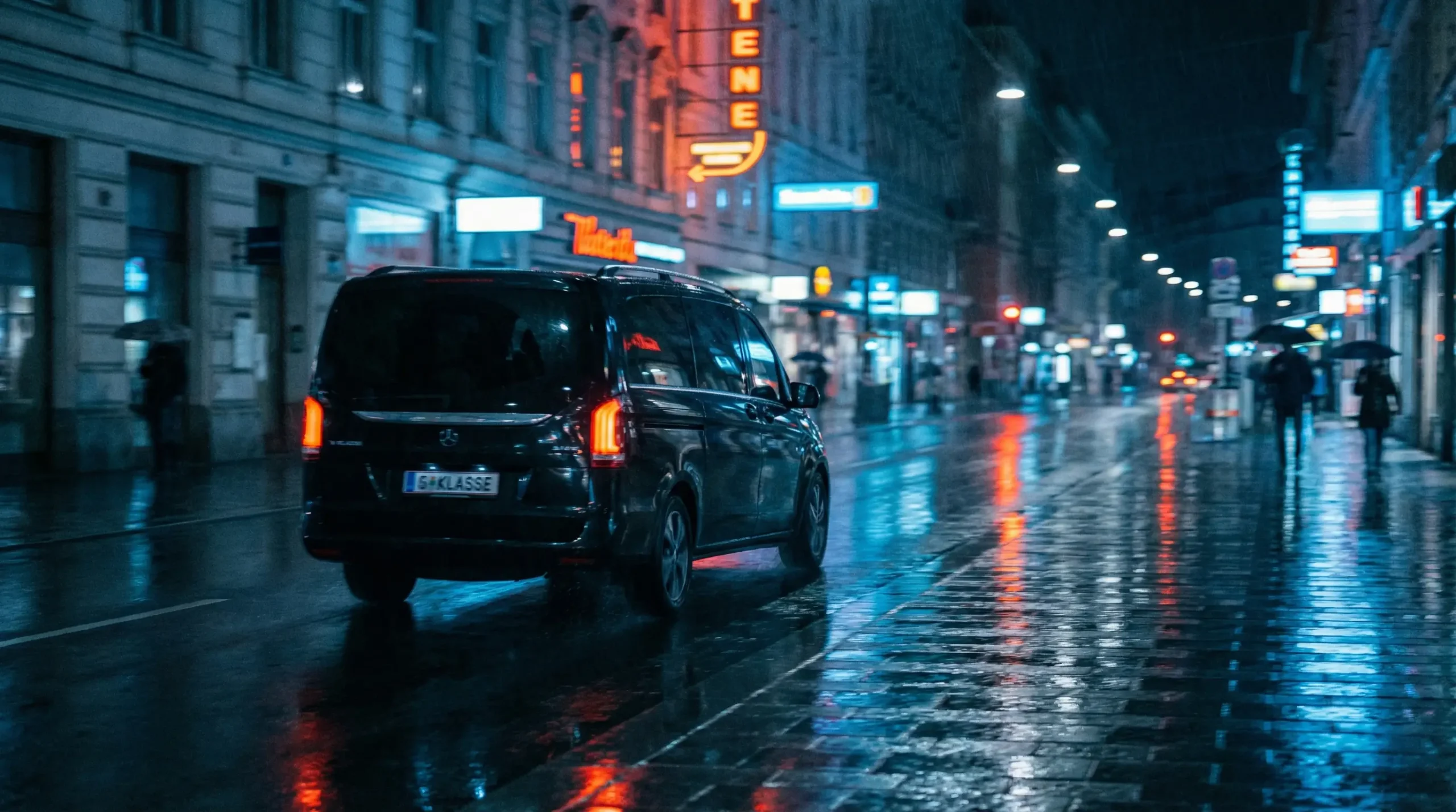 Schwarzer Setra Reisebus schraeg vor der Wiener Staatsoper