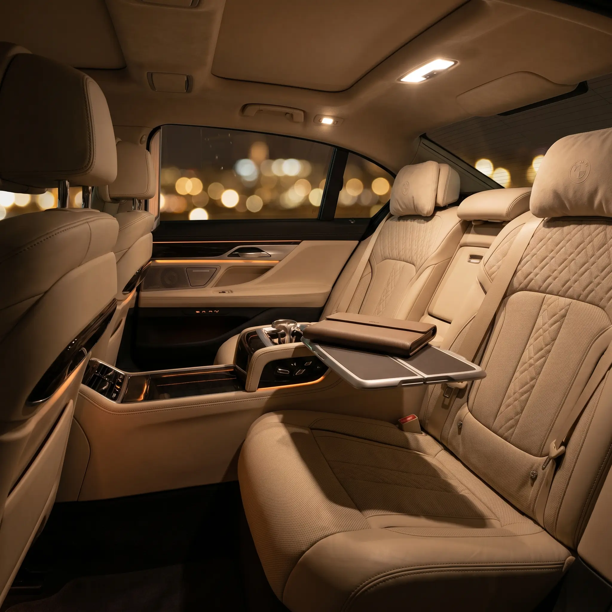 BMW 7er Fond mit beigem Leder und ausgeklapptem Arbeitstisch